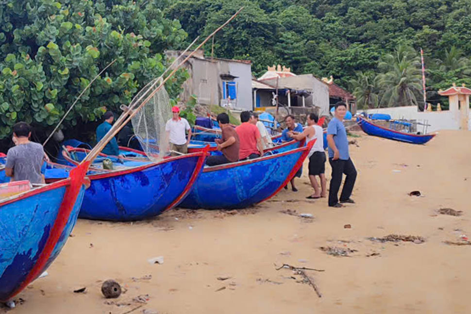 Phu My Bac commune (Gia Lai) sent authorities to the scene to check and determine the number of boats, basket boats, and fishing gear swept away by high tides. Photo: Ngoc De
