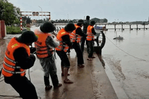 La tempete n° 10 passe les gardes-frontieres sont aux cotes de la population pour surmonter les consequences. Photo : H.Nguyen