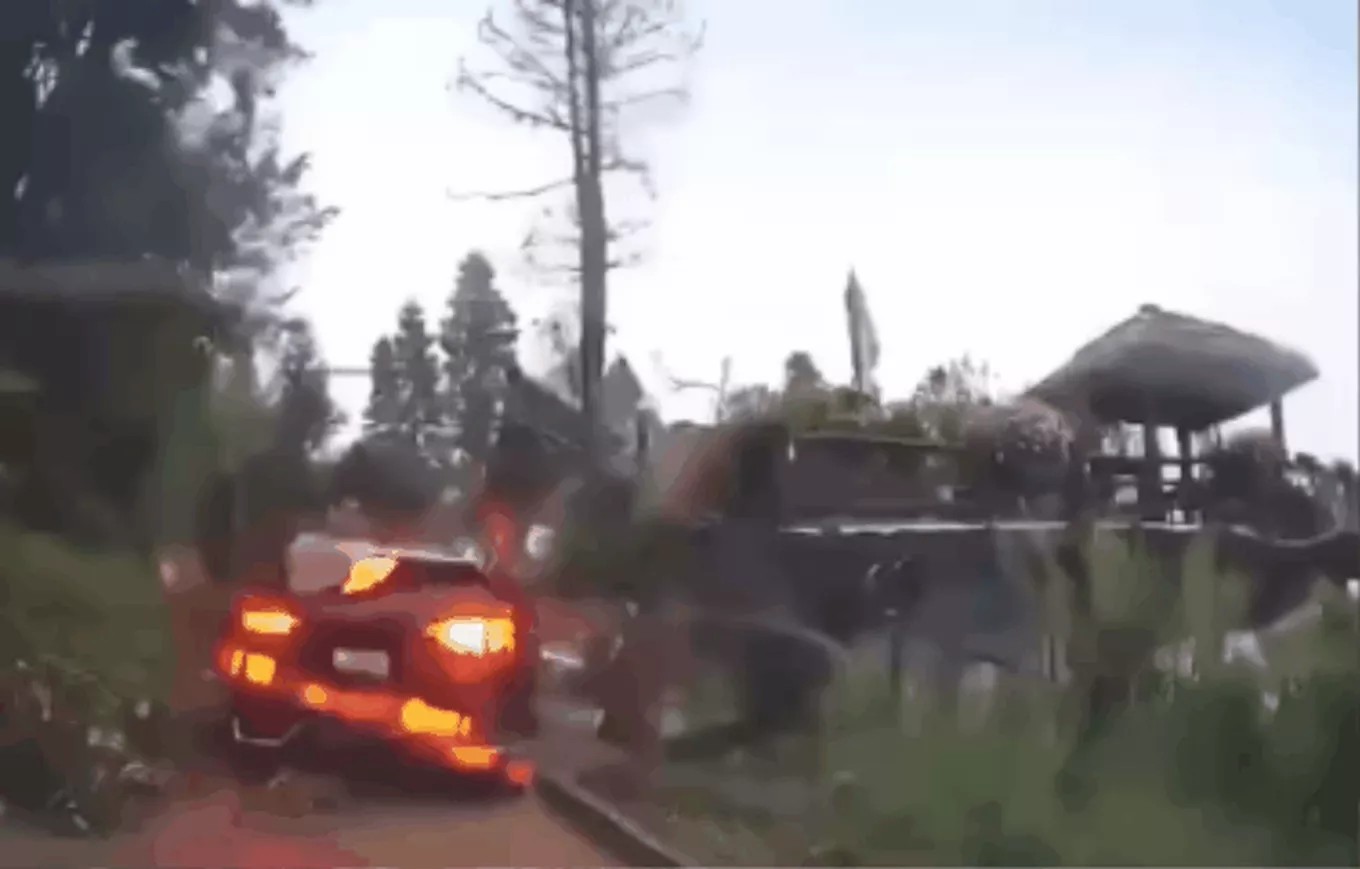 The car in Sa Pa was thrown into a ravine. Photo cut from clip