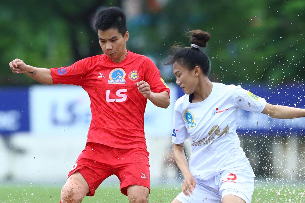 TPHCM I (en rouge) est provisoirement en tete du classement du championnat national de football feminin - Coupe Thai Son Bac 2025. Photo : VFF