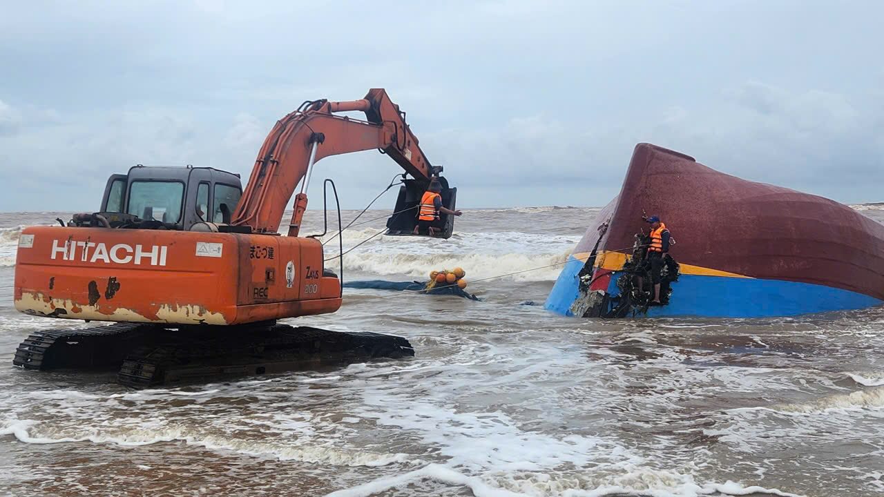 salvage the fishing boat to search for the missing people. Photo: Xuan Tai
