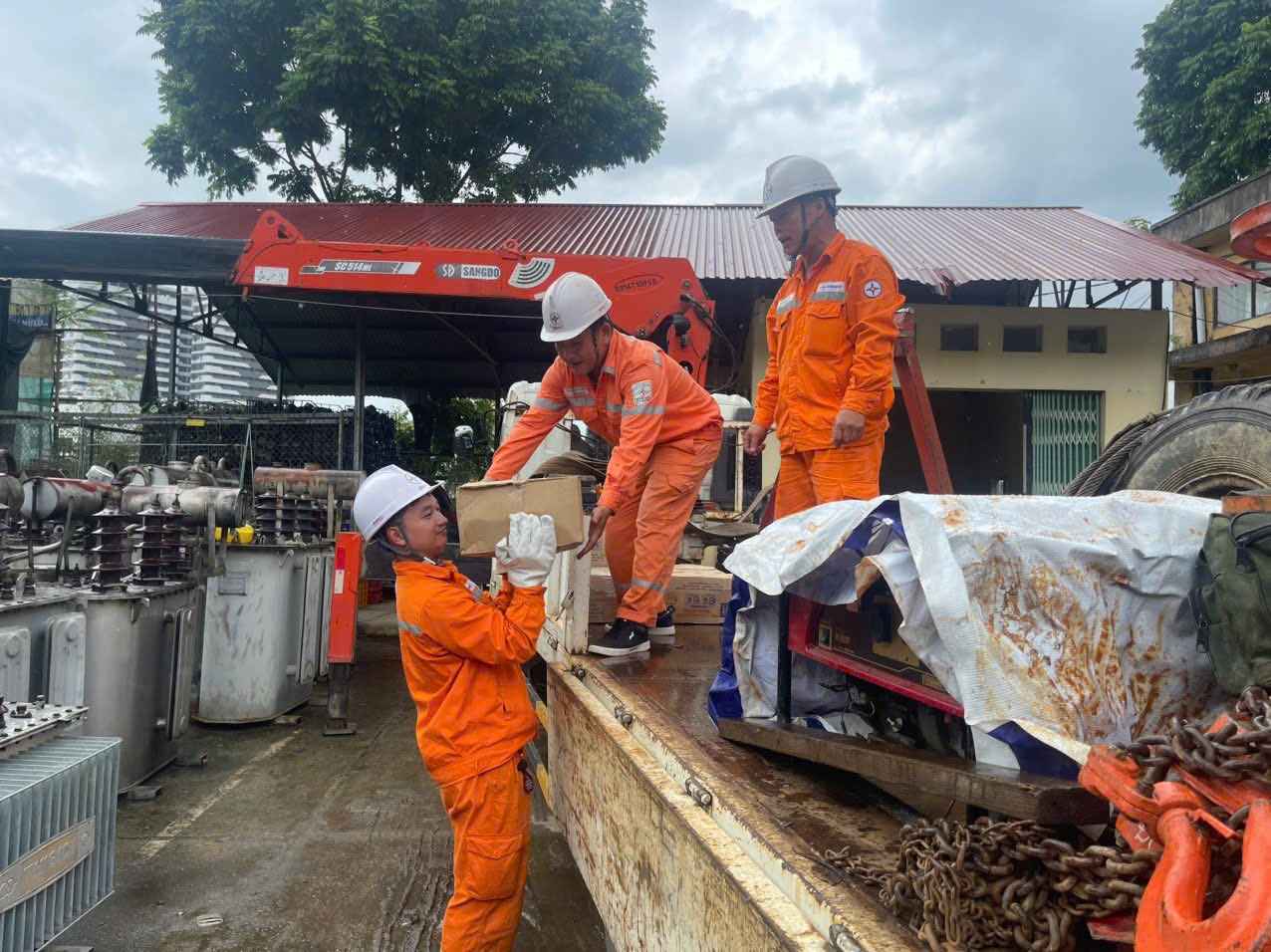 PC Cao Bang officers and employees prepare materials to support Nghe An province, which was quite severely affected by storm No. 10. Photo: PC Cao Bang