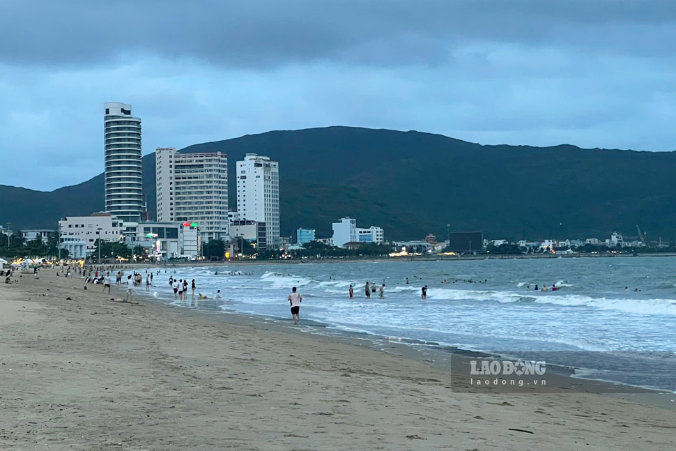 Many people still risked their lives to swim despite the big waves in Quy Nhon (Gia Lai). Photo: Hoai Phuong