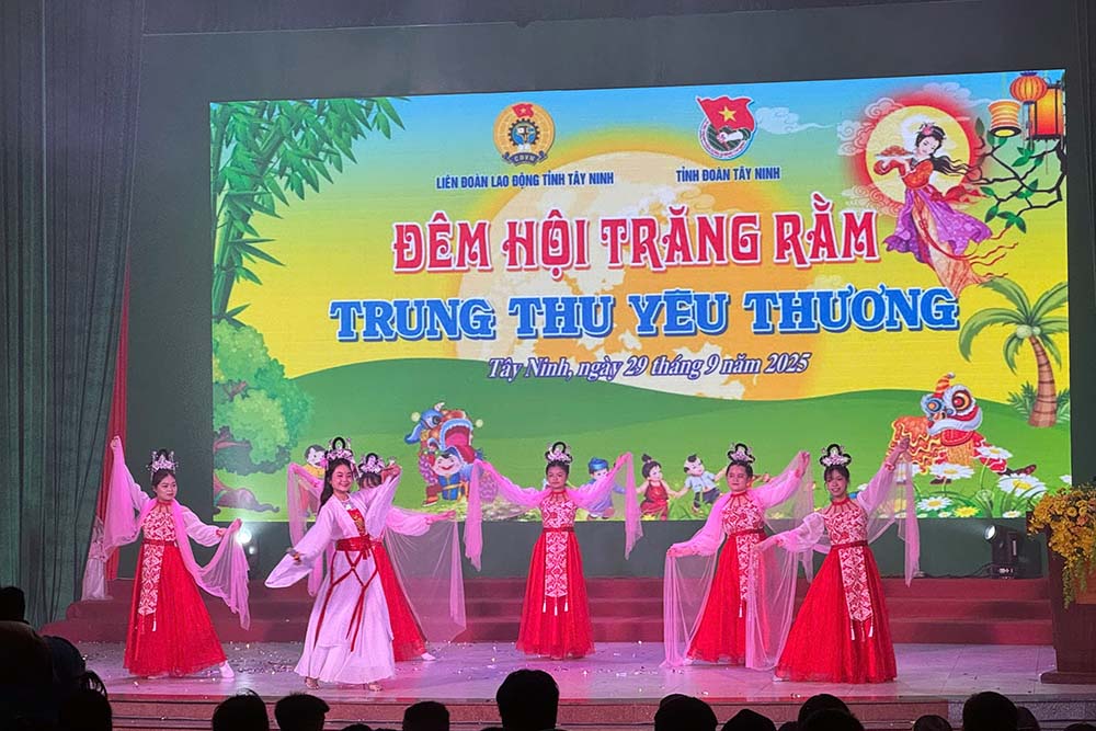Cac em thieu nhi duoc theo doi chuong trinh nghe thuat dac sac. Anh: Thanh Vu