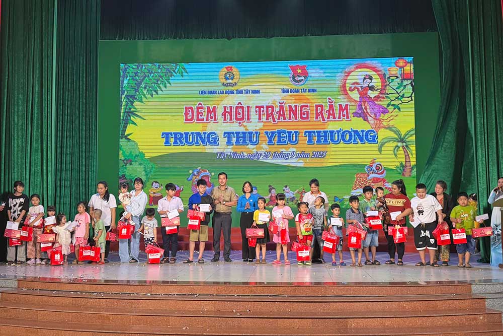 Trao tang 100 phan qua tai chuong trinh. Anh: Thanh Vu