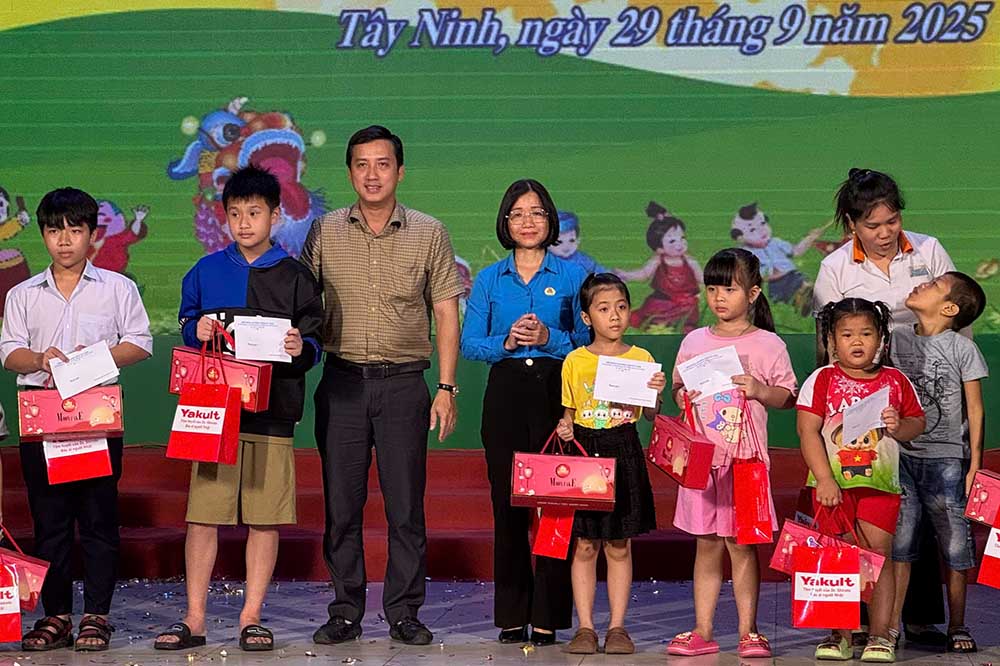 Tay Ninh organizes the program "Full Moon Festival Night" for children of union members and workers in 2025. Photo: Thanh Vu