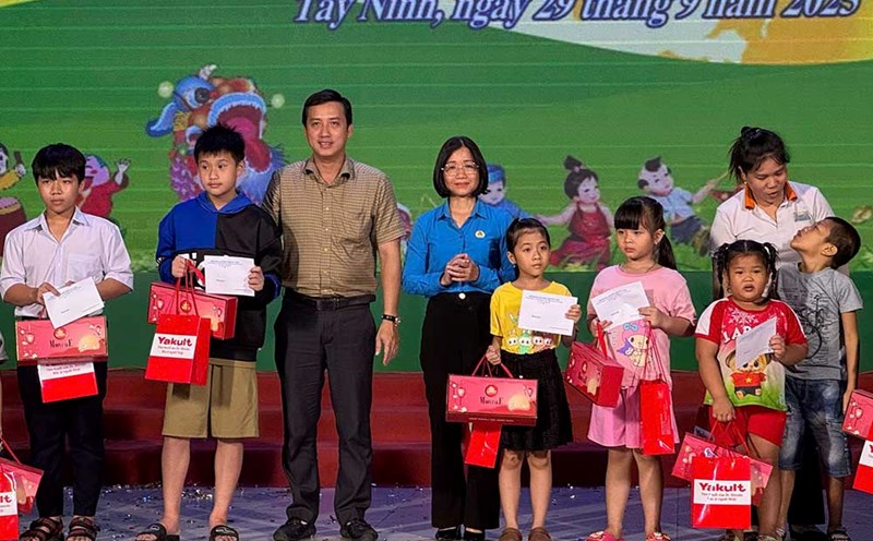 Tay Ninh organizes the program "Full Moon Festival Night" for children of union members and workers in 2025. Photo: Thanh Vu