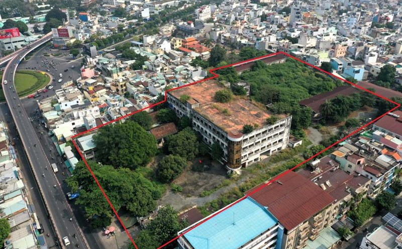 The public land at 780A Nguyen Kiem (HCMC) with an area of 21,000 m2 near Gia Dinh Park has been abandoned for many years. Photo: Anh Tu