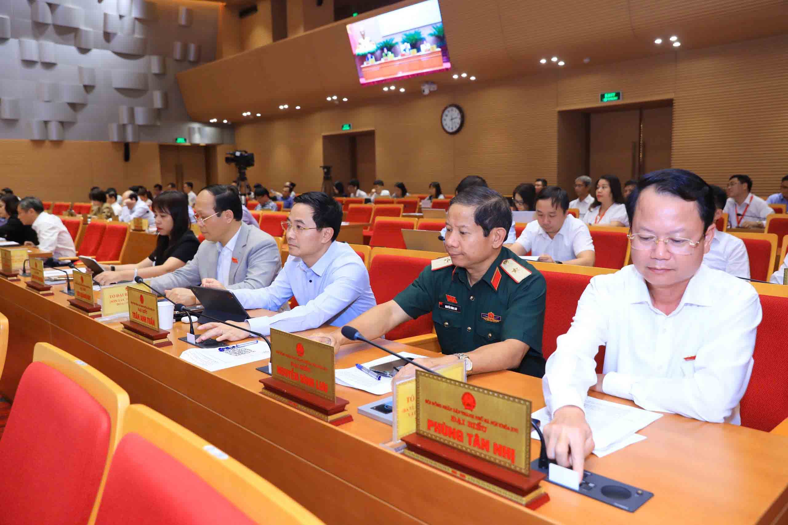 Delegates pressed the button to pass the Resolution regulating the authorization of the Chairman of the Commune People's Committee to handle administrative procedures for civil servants under the Commune People's Committee in Hanoi. Photo: Viet Thanh