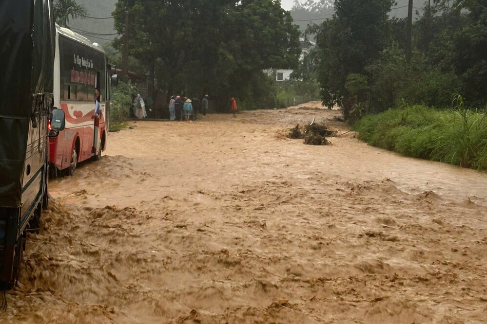 The flash flood and landslide on National Highway 70B through Phu Khe commune (old Huong Lung commune) were cut off. Photo: Phu Khe Commune People's Committee.