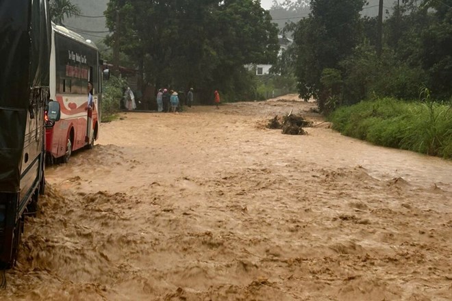 Xảy ra lũ ống tại Phú Thọ, 1 tuyến Quốc lộ bị chia cắt