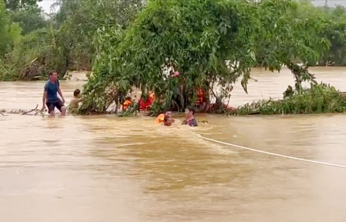 Rescue forces promptly approached and rescued 6 people trapped in a house at risk of collapse due to storm No. 10. Photo: Thanh Hoa Police