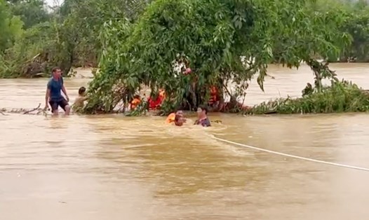 Lực lượng cứu hộ cứu nạn kịp thời tiếp cận, giải cứu 6 người mắc kẹt trong ngôi nhà nguy cơ sập do bão số 10. Ảnh: Công an Thanh Hóa