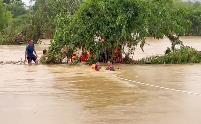 Rescue forces promptly approached and rescued 6 people trapped in a house at risk of collapse due to storm No. 10. Photo: Thanh Hoa Police