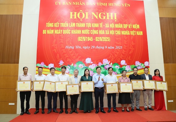 Pho Chu tich UBND tinh Pham Van Nghiem tang Bang khen cua UBND tinh cho cac tap the tieu bieu. Anh: Cong TTDT tinh Hung Yen  