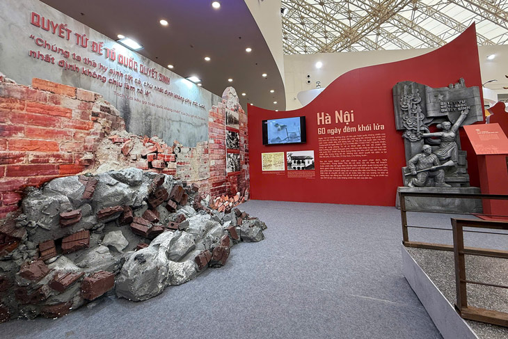 전시 공간 '수도 하노이의 사회 경제적 성과' 사진: 민쩌우