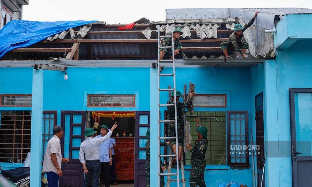 Luc luong bo doi giup nguoi dan lop lai mai nha, khac phuc hau qua sau bao.