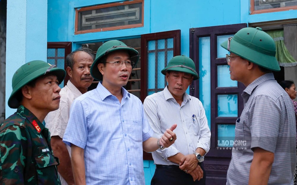 Ngay sau khi bao so 10 gay thiet hai tren dia ban, Pho Chu tich UBND TP Hue Phan Quy Phuong da truc tiep den kiem tra thuc te tai xa Quang Dien va chi dao khan truong trien khai cong tac khac phuc hau qua.  