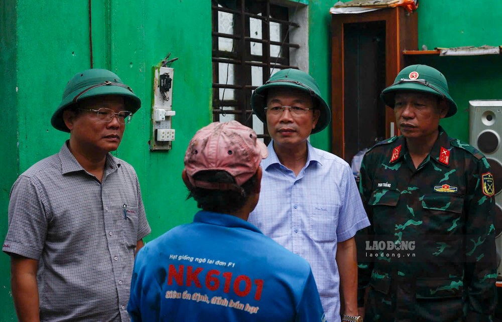 Tai hien truong, ong Phan Quy Phuong truc tiep tham hoi, dong vien nguoi dan bi thiet hai; dong thoi giao Bo Chi huy Quan su TP phoi hop voi dia phuong ho tro sua chua nha cua, dam bao cho o an toan truoc thoi tiet con dien bien phuc tap. 