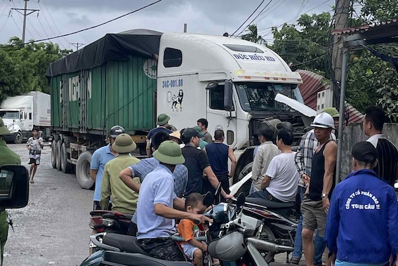 Scene of the container truck crash into an electric pole in Phu Thai commune, Hai Phong city. Photo: Provided by the people