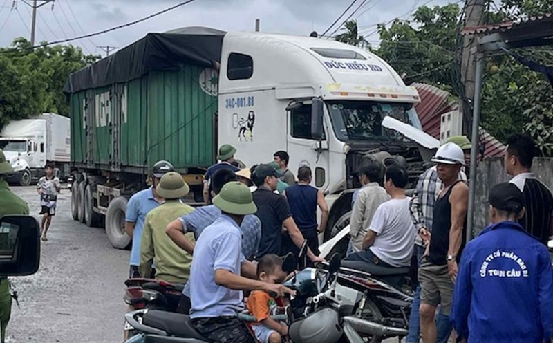 Scene of the container truck crash into an electric pole in Phu Thai commune, Hai Phong city. Photo: Provided by the people