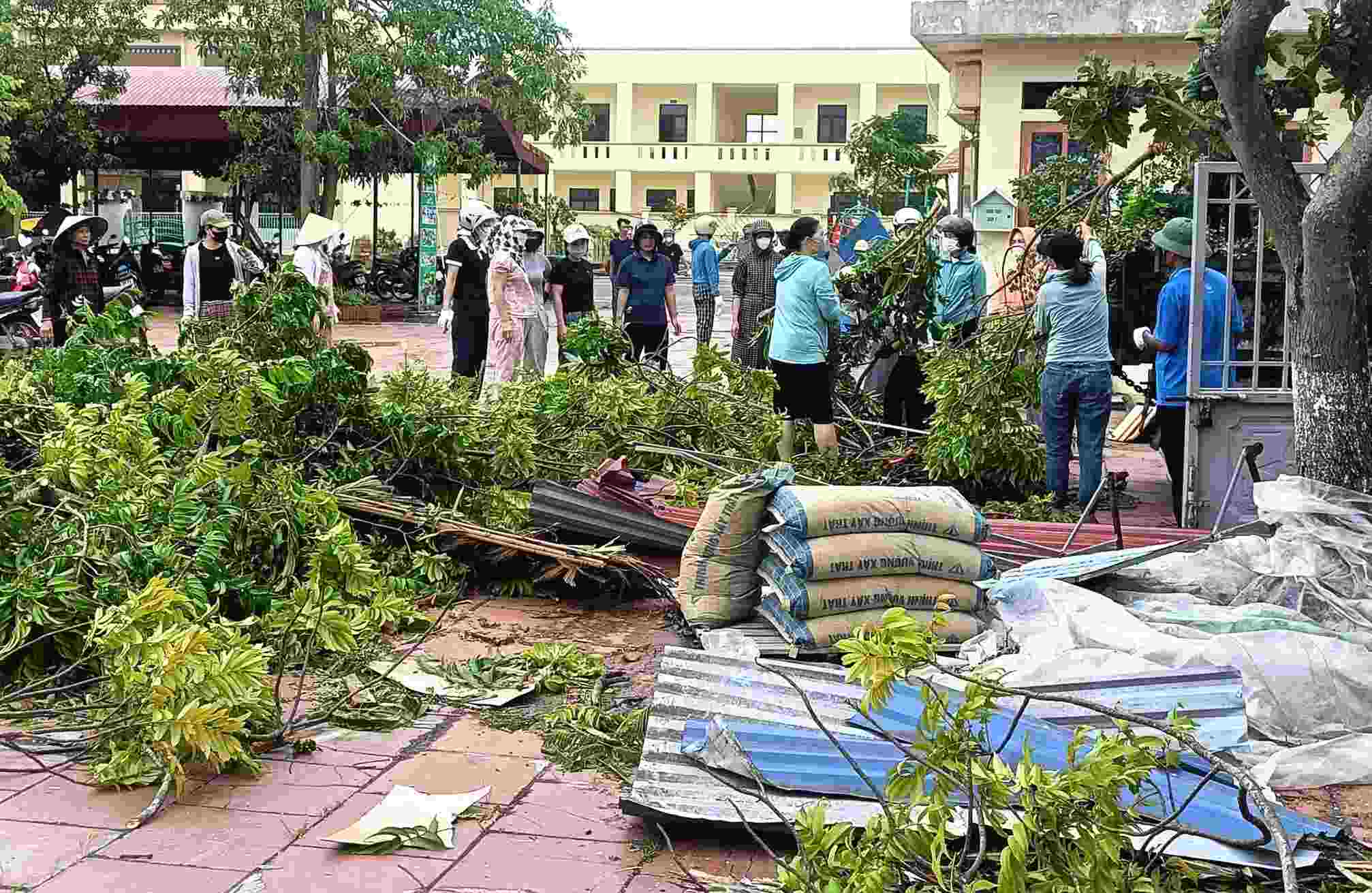 Can bo, giao vien cung phu huynh chung tay khac phuc hau qua. 