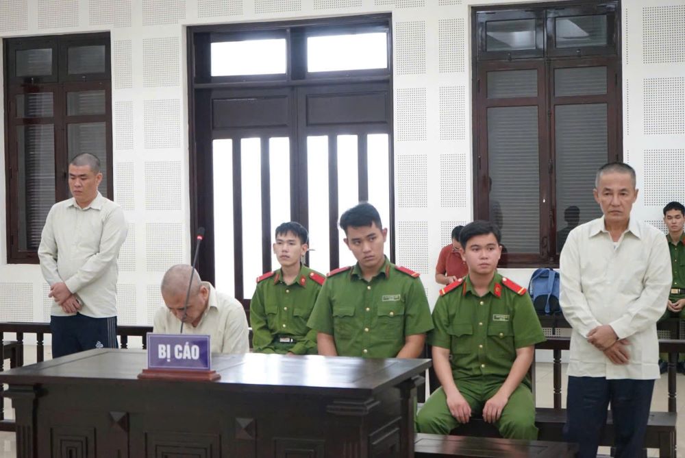 Thuê giang hồ chém giám đốc, nhóm bị cáo thâu tóm mỏ cát Pha Lê lĩnh án nặng. Ảnh: HĐXX