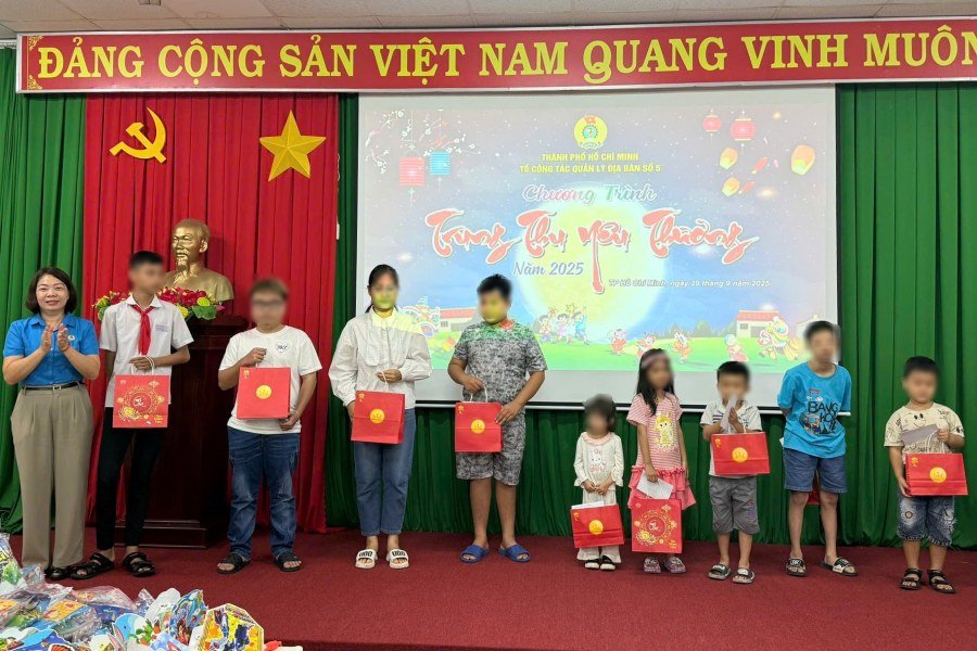The Ho Chi Minh City Labor Federation organized a loving Mid-Autumn Festival night, giving gifts to children in difficult circumstances. Photo: Thanh An