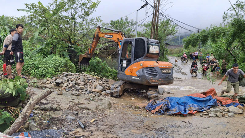 Huy dong may moc khac phuc thiet hai do mua lu tai Sa Pa. Anh: Phong Van hoa Sa Pa