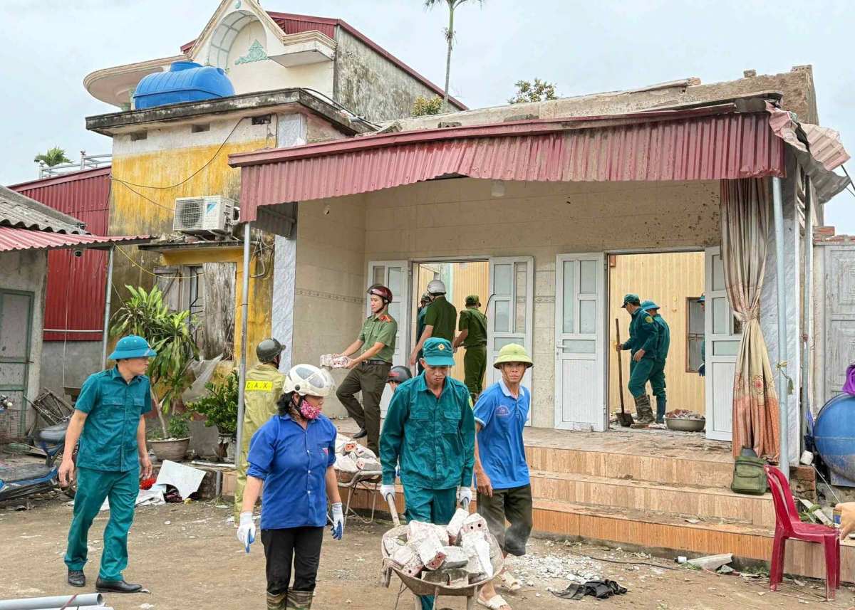 Cac luc luong xa Tan Minh ho tro ho dan bi sap nha do loc xoay. Ảnh: Cong TTDT xa Tan Minh