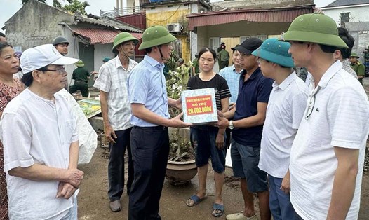 Chủ tịch Ủy ban MTTQ Việt Nam TP Hải Phòng trao hỗ trợ 20 triệu đồng cho hộ bị tốc mái hoàn toàn. Ảnh: Xã Tân Minh