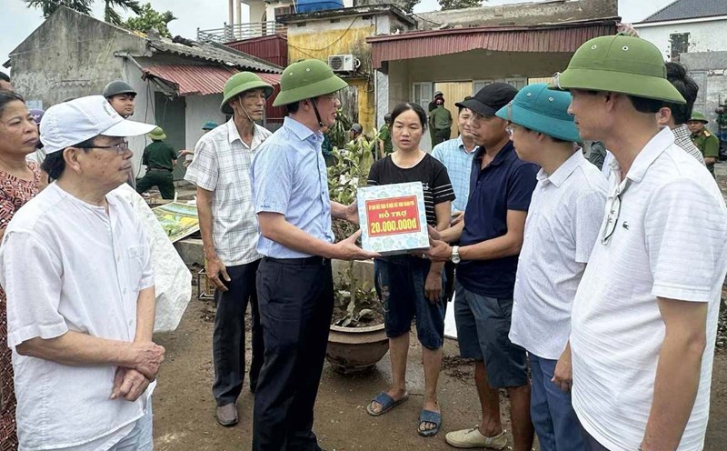 The Chairman of the Vietnam Fatherland Front Committee of Hai Phong City presented 20 million VND in support to households whose roofs were completely blown off. Photo: Tan Minh Commune