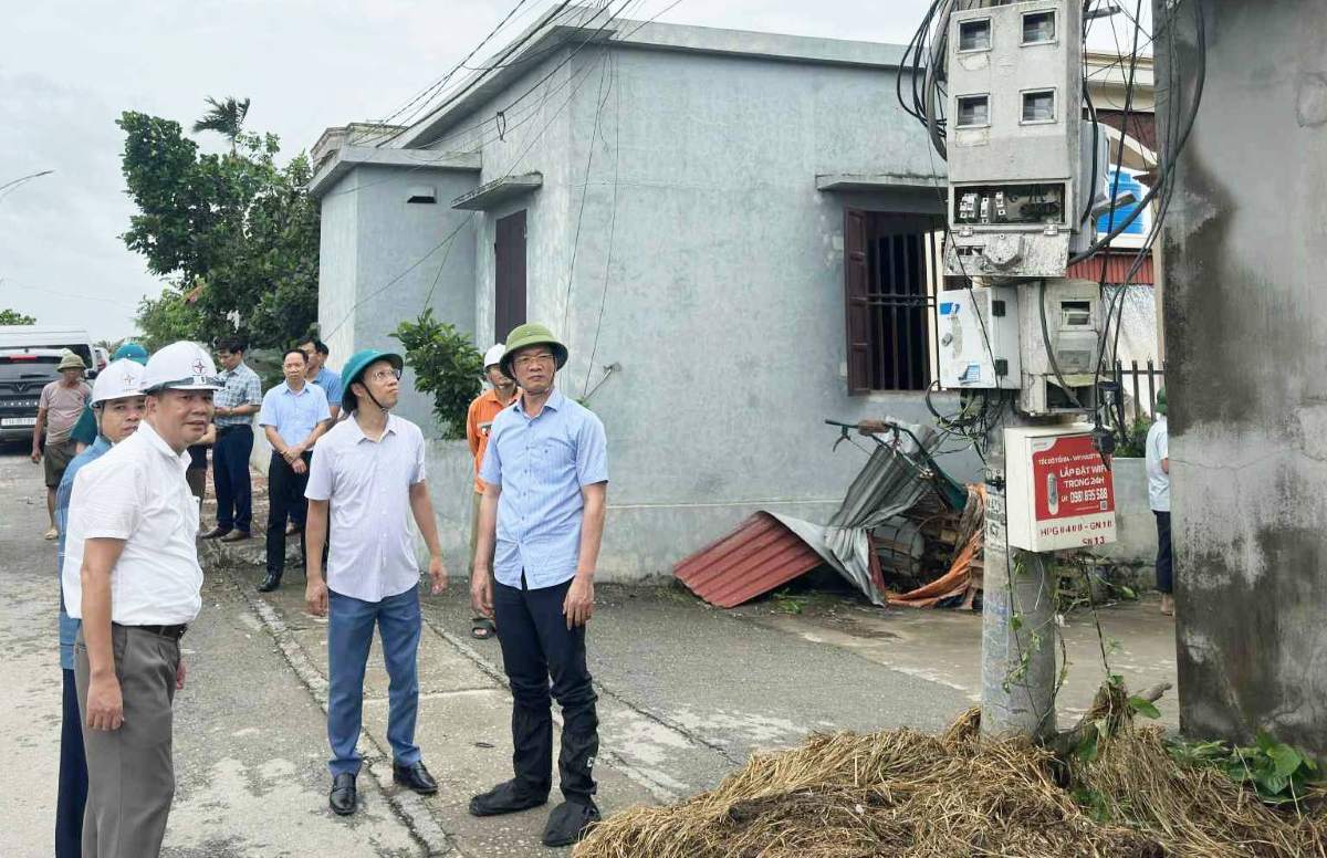 Ong Pham Van Lap - Pho Bi thu Thanh uy, Chu tich Ủy ban MTTQ Viet Nam thanh pho kiem tra cong tac khac phuc hau qua loc xoay tai xa Tan Minh. Ảnh: Cong TTDT xa Tan Minh