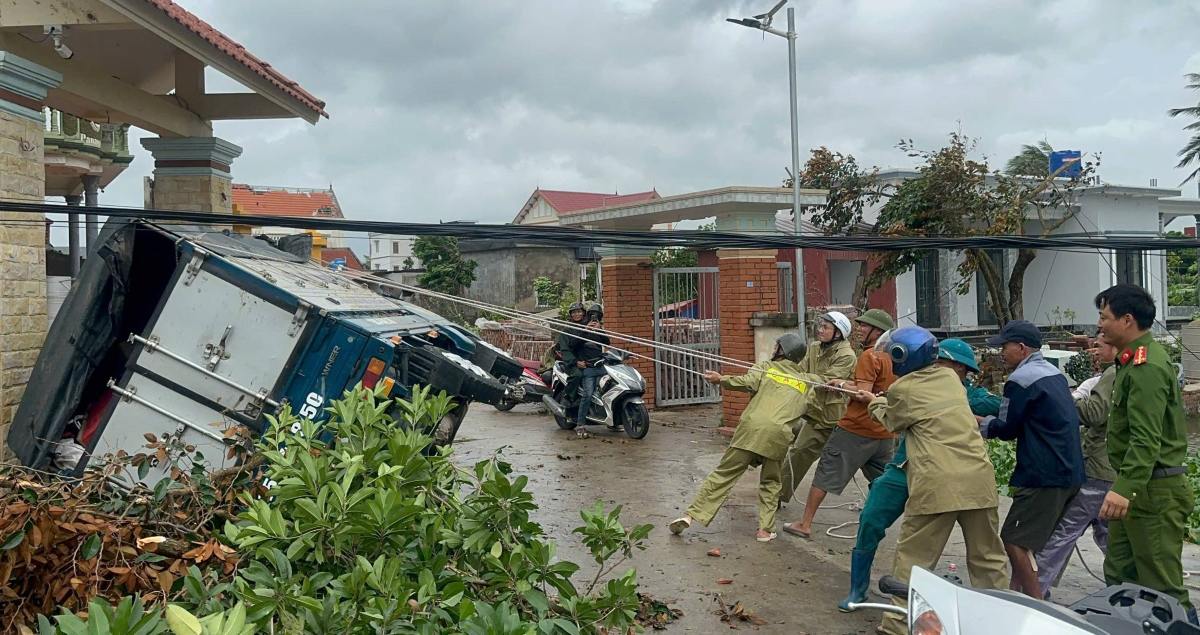 Thiet hai do loc xoay o xa Tan Minh. 