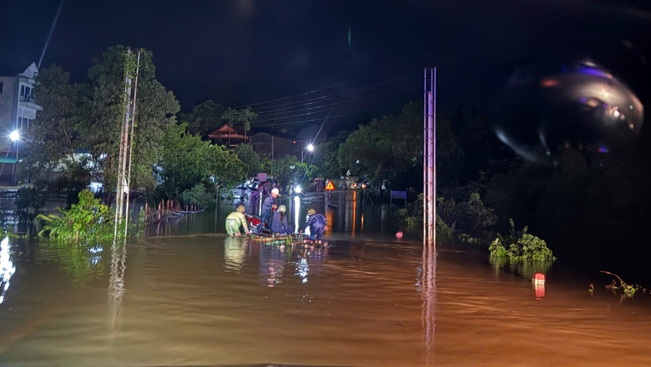 At km 62, National Highway 12B, the section passing through Lam Hoa, Lac Son commune, Phu Tho province was deeply flooded. Photo: Minh Nguyen