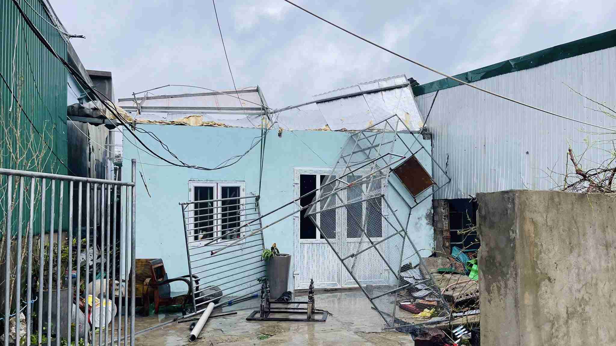 A house in Cua Lo ward (Nghe An) was severely damaged by storm No. 10. Photo: Ngoc Anh