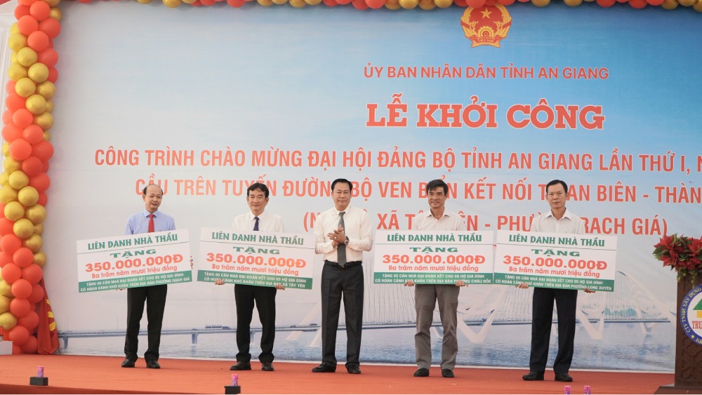 Tai buoi le, Lien danh nha thau cung tang 20 can nha Dai doan ket co tri gia 1,4 ti dong (70 trieu dong/can) cho cac ho dan o 4 dia phuong gom phuong Rach Gia, phuong Long Xuyen, phuong Chau Doc, xa Tay Yen. Anh: Nguyen Anh