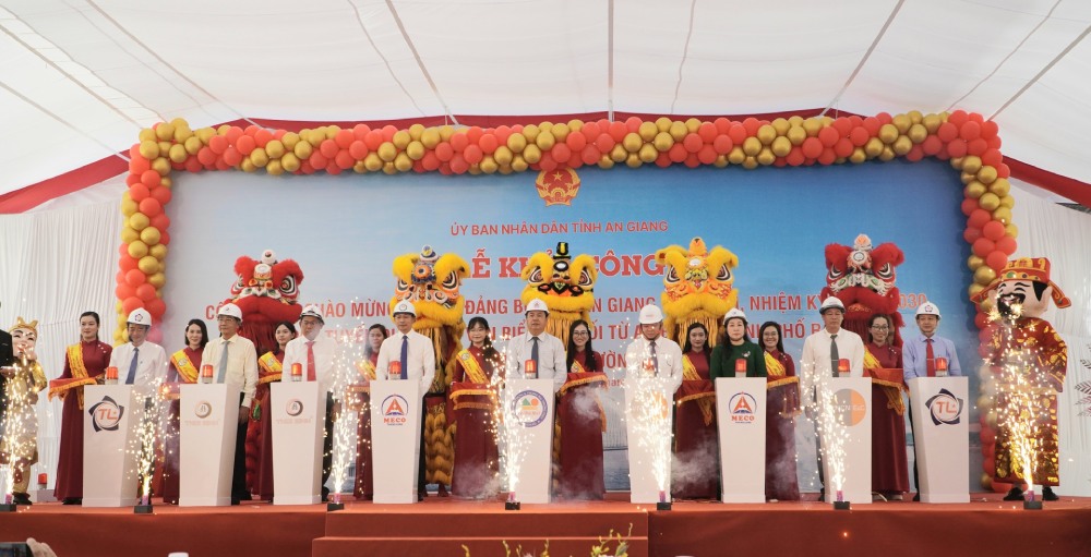 Delegates perform the groundbreaking ceremony of the project. Photo: Nguyen Anh