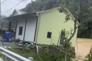 The moment the house was swept away by floodwaters, disappearing for a few minutes. Video: Provided by the people