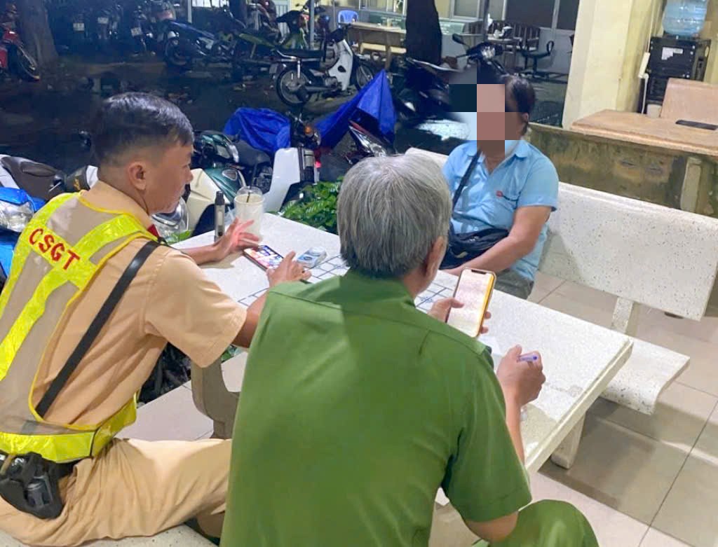 The police work with people involved in the strange powder spraying incident on the road in Ho Chi Minh City. Photo: Dong Hoang