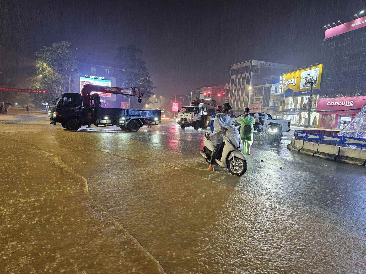 Nhieu tuyen duong o Lao Cai ngap sau trong nuoc. Anh: Van Duc