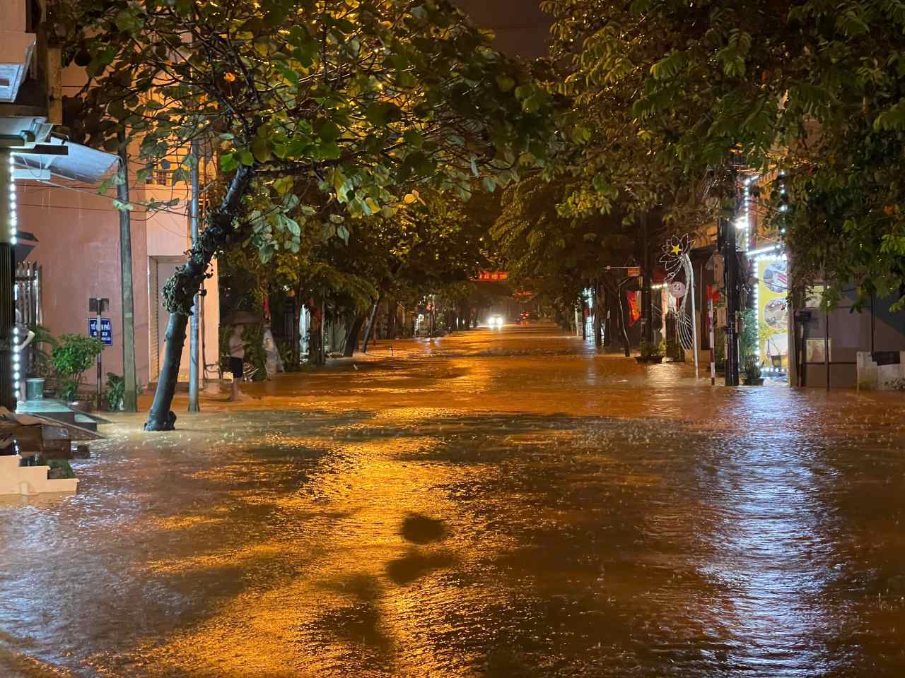 Many places in Lao Cai province are flooded and isolated due to floods. Photo: Van Duc
