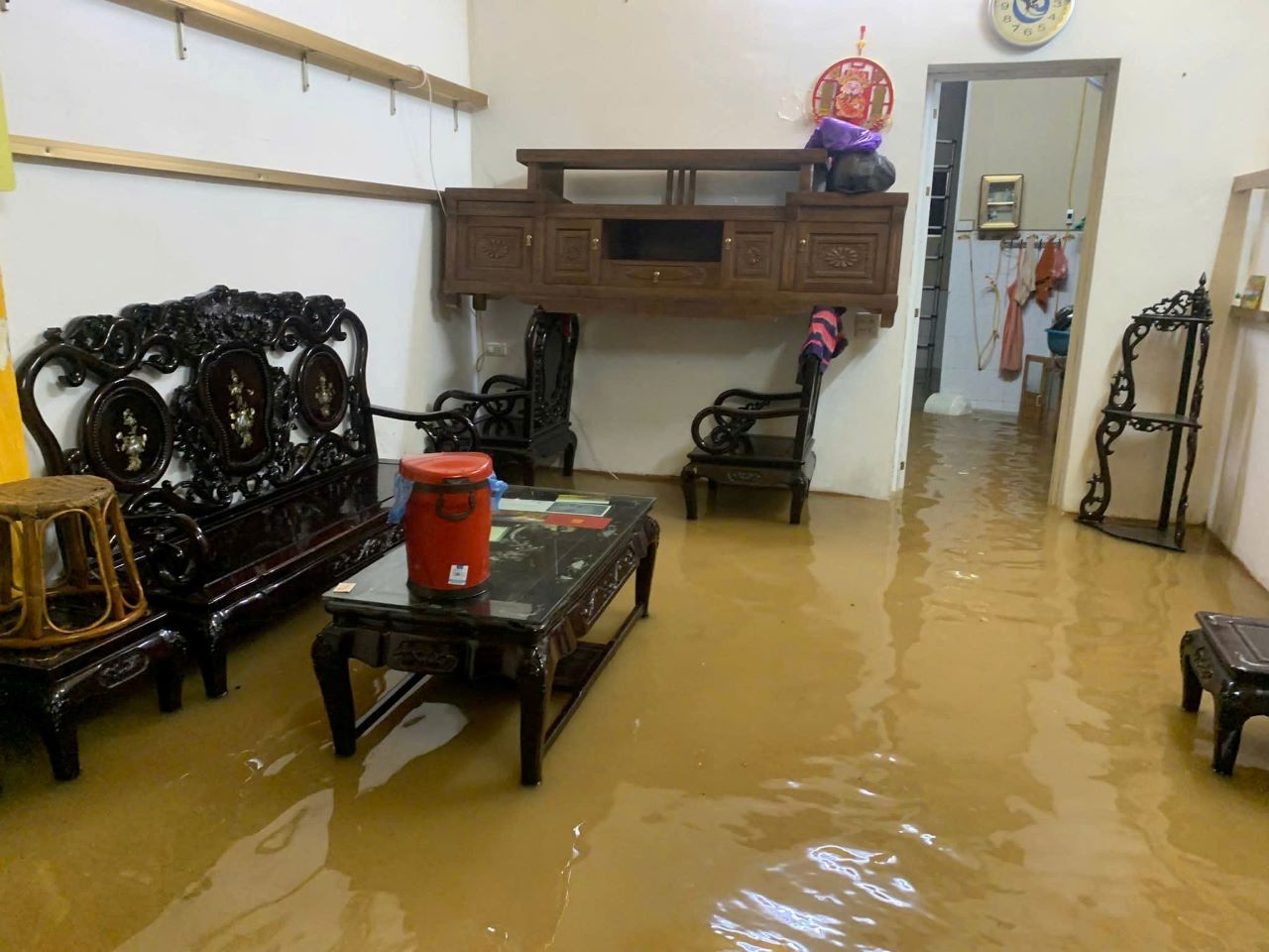 Den 22h30 cung ngay, nuoc da tran vao nha khu vuc duong Thanh Nien, phuong Yen Bai, nguoi dan khan truong di chuyen den noi an toan. Anh: Van Duc