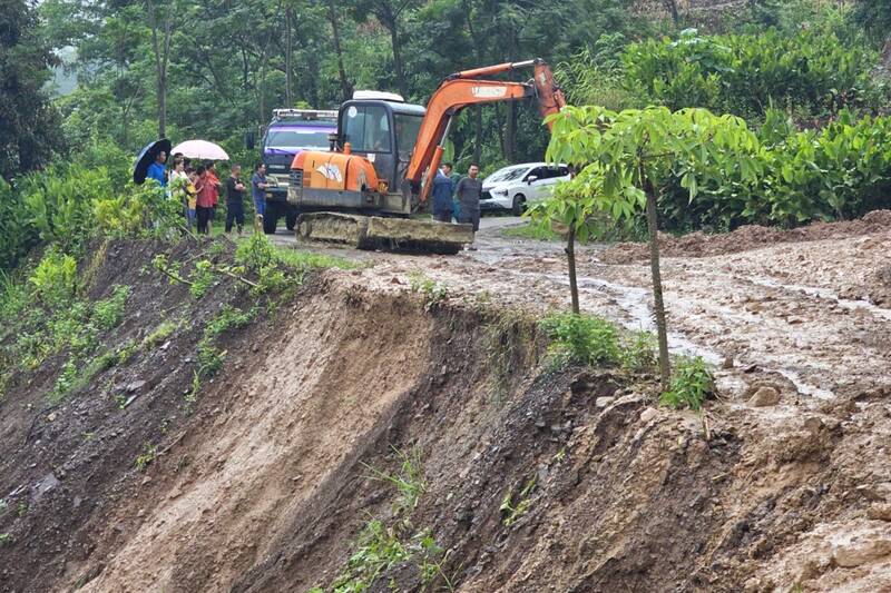 Many roads were eroded, traffic was paralyzed in To Mua commune, Son La province. Photo: Truong Son