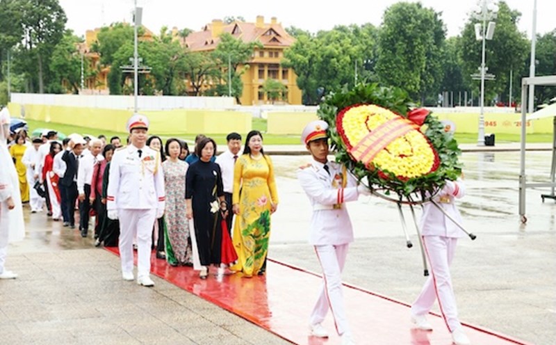 Leaders of the Vietnam Fatherland Front of Hanoi City and typical examples of the 2020-2025 period visited Uncle Ho's Mausoleum. Photo: Manh Quan