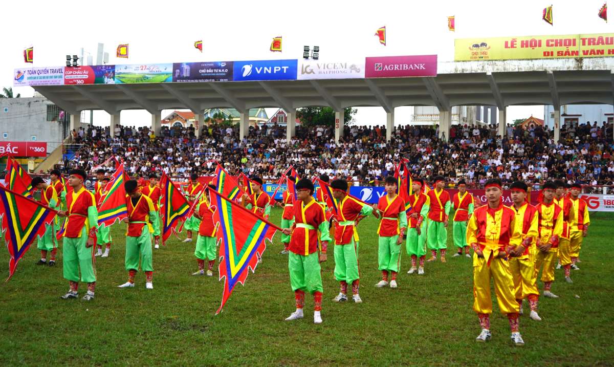 Den 7h ngay 30.9, thoi tiet tanh rao, hua hen mua giai thanh cong cua le hoi choi trau truyen thong Do Son. Ảnh: Mai Dung
