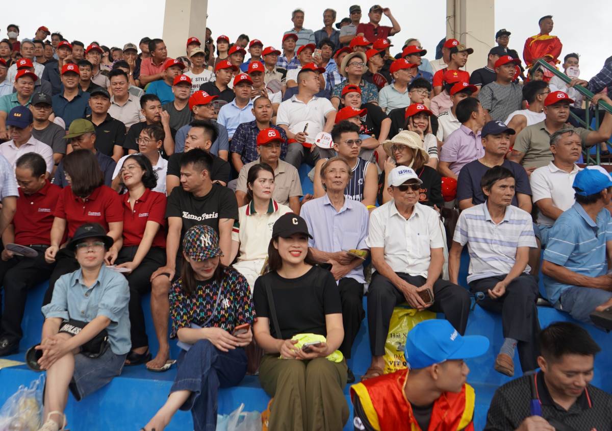 Cac khan dai chat kin nguoi truoc gio khai hoi. Ảnh: Mai Dung