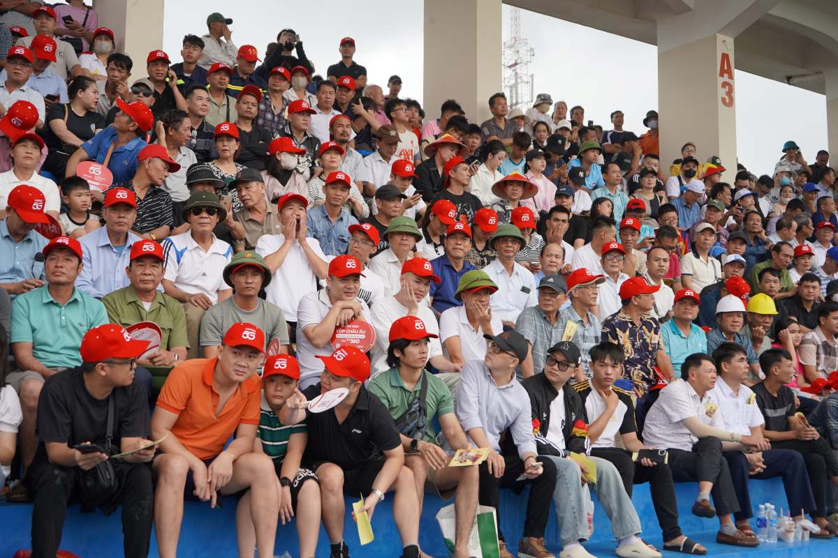 Nguoi dan, du khach hao huc den xem le hoi. Ảnh: Mai Dung