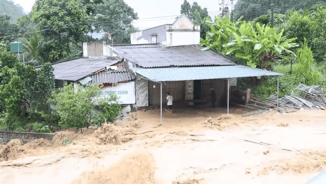 The floodwaters are pouring down into the middle of the village in Trung Ha commune, Thanh Hoa. Photo: Trung Ha Commune People's Committee