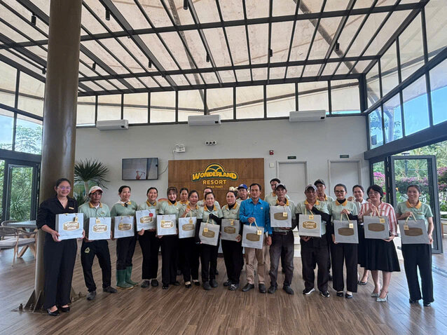 Phan Thiet Branch Union - Nova hotels & Resort World Company presented moon cakes and organized many practical activities to thank workers. Photo: Lam Duc